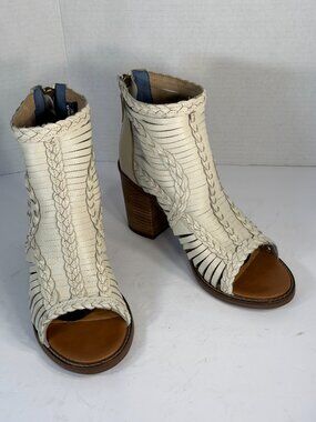 Women's size 8 Dingo leather shoes